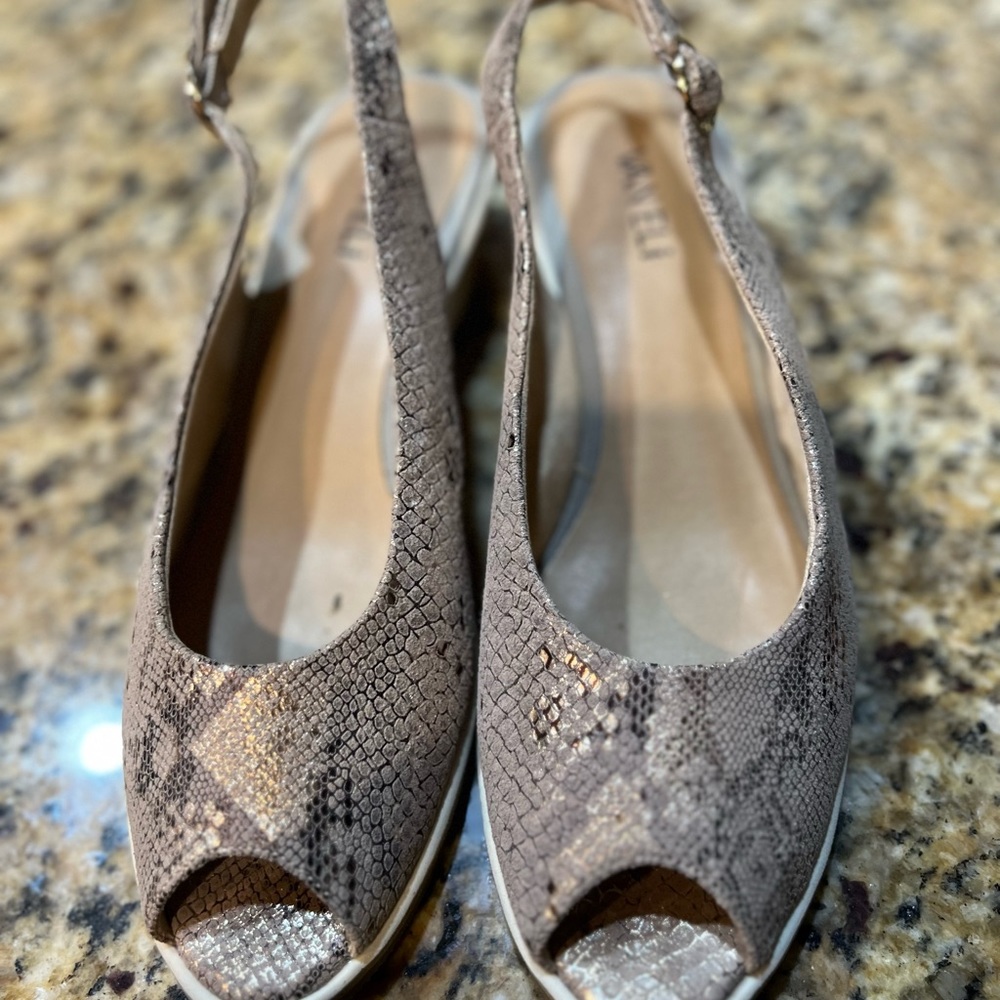 Ladies sling back shoes
